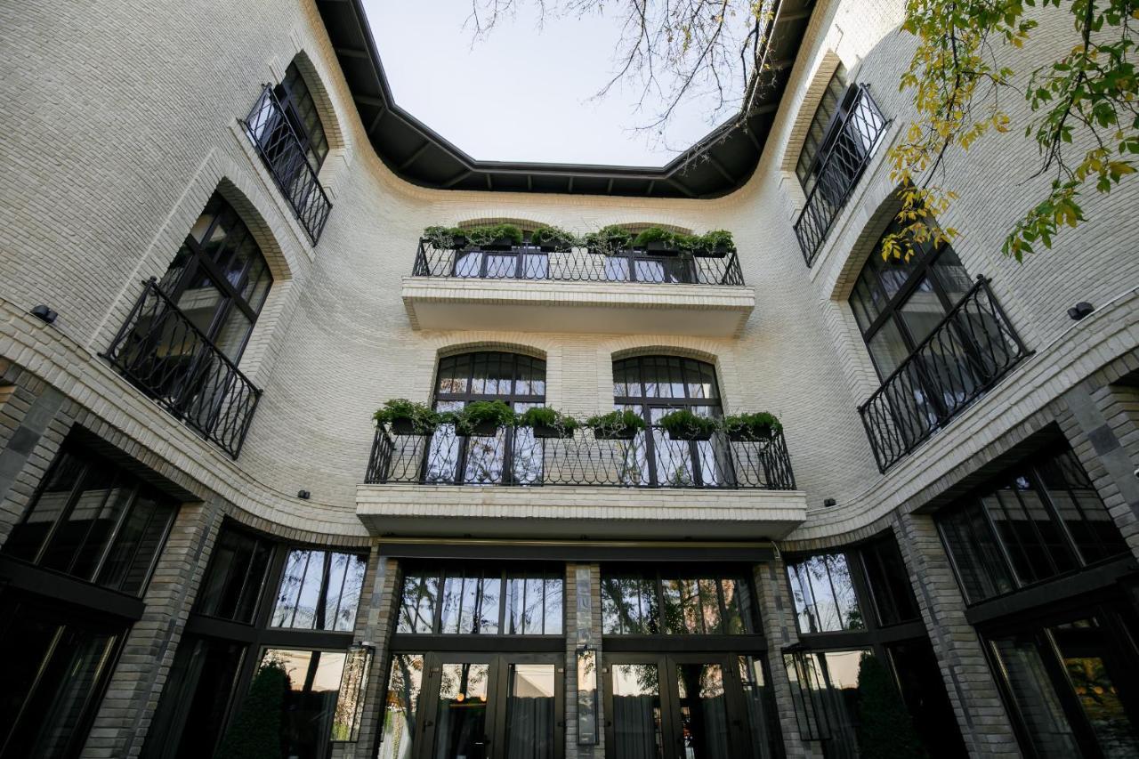 Victoria Deluxe Hotel Chernivtsi Exterior photo
